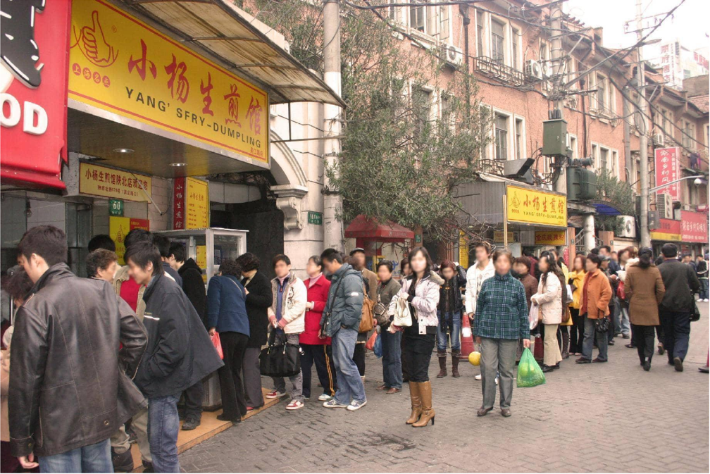 小杨生煎上海老吴江路门店与排队人群